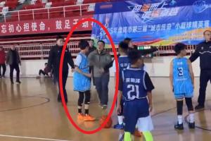 恶劣！场边家长冲进场内推倒比赛小球员 引发多方家长冲突斗殴