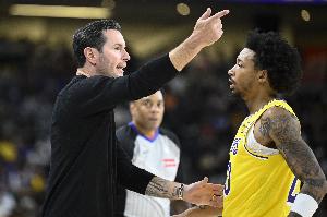 曾令旭：NBA从不缺少机会与奇迹，尼克-史密斯如泥鳅般让开拓者难以捕捉。