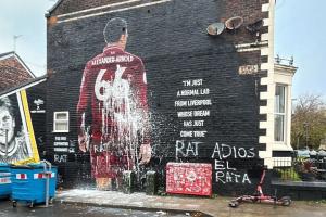 记者视频记录：工作人员正在清理遭污损的阿诺德壁画