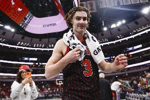 公牛队史仅两人达成连续两场三双，约什·吉迪与乔丹当选。