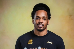 媒体人消息：巴里·布朗将于今晚抵华，雷琼·塔克预计本周末前抵达。