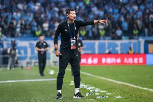 马德兴分析，邵佳一广受青睐的原因在于其拥有多位外籍助手，这体现了一种“本土主帅搭配外籍辅助”的尝试模式。