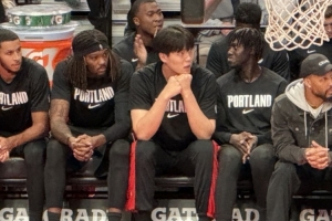 开拓者媒体人：杨瀚森每场仅获5分钟上场时间，与其在发展联盟打满30分钟相比，后者更有利于其成长。