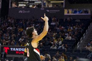 裁判报告：开拓者vs雷霆战，阿夫迪亚对米切尔犯规吹罚有误，雷霆因此多得2次罚球。