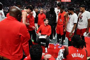 队记：杨瀚森面临NBA与开拓者双重适应，揠苗助长不利于其成长。