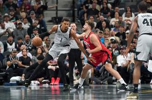 火箭失误高达24次，阿杜一人就贡献8次失误，控卫表现成疑，球队是否因此难以跻身顶级行列？