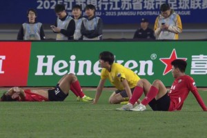 苏超决赛被拖入点球决战！终场哨响瞬间双方球员筋疲力尽