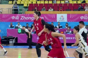 这比赛从跳球开始就结束了！张子宇站着跳球，对手直接放弃