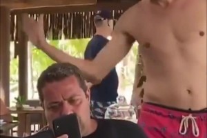 这熟悉的弯腰捡手机！名场面：卡卡是怎么祝好朋友生日快乐的？