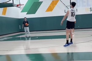 这跳投姿势怎么样？王俊杰NCAA首秀赛后晚上加练投篮！